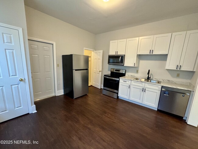 Building Photo - 2037 Myra St