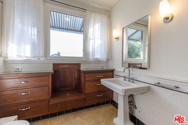 Building Photo - 3234 Ettrick St