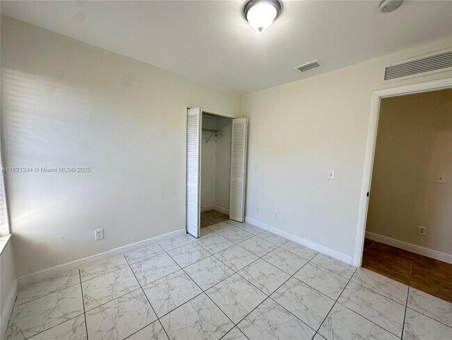 Building Photo - 2235 Farragut St