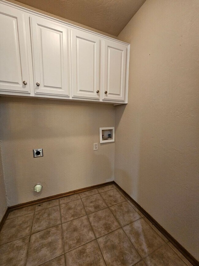 Building Photo - (4) Bed/(2) Bath in Moore w/ Shelter Avail NOW! Pets Negotiable!