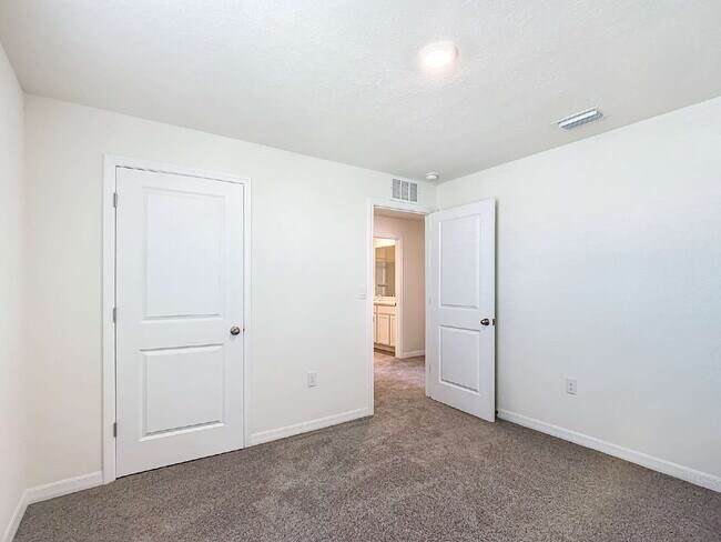 Building Photo - 5 Bedroom Rental Home with Large Backyard in Ocala Crossings!