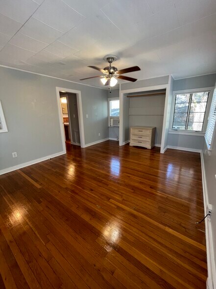 Building Photo - 516 Cathcart Ave