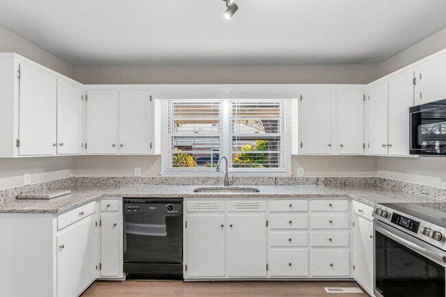 Building Photo - NW - Large Brick Ranch, Updated, Hardwoods, LR, DR, Den, Two Decorative Fire Places, Fenced, Stor...