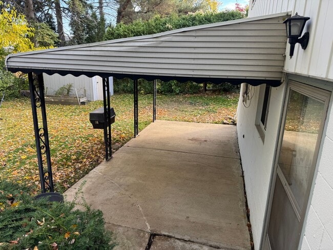 Building Photo - Three Bedroom / 1.5 Bathroom House AVAILABLE October