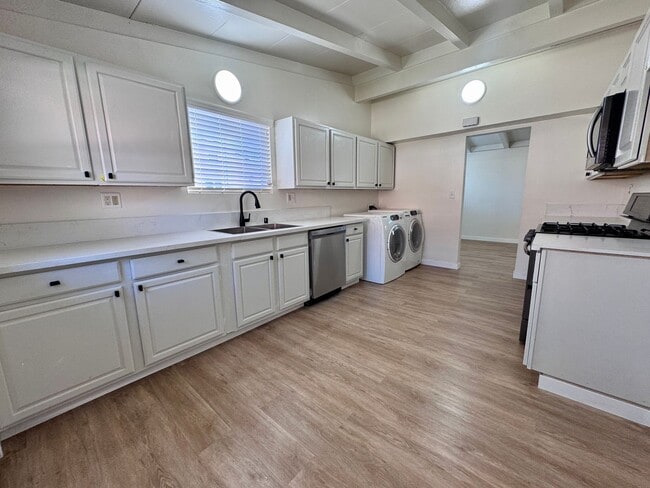 Building Photo - Remodeled 3 bedroom in Sylmar