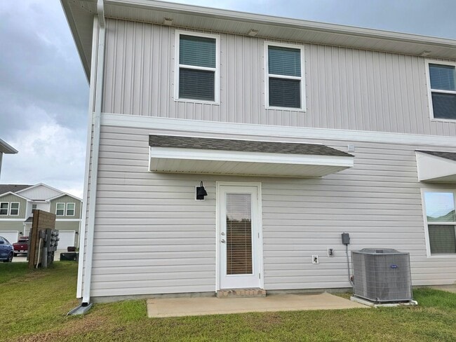 Building Photo - 3-Bedroom Townhome