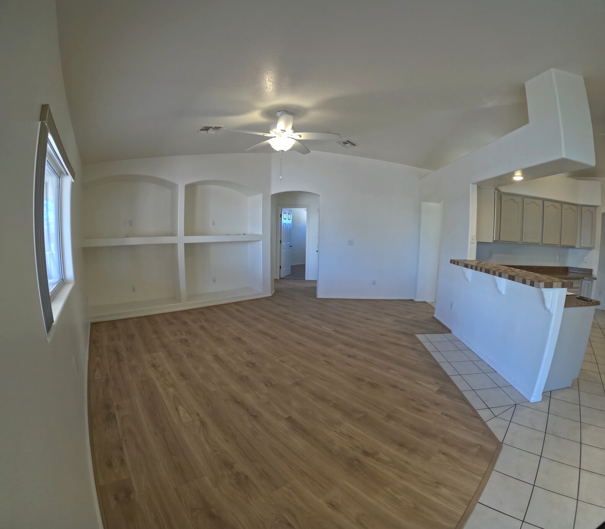 Building Photo - 2112 E Desert Lakes Dr