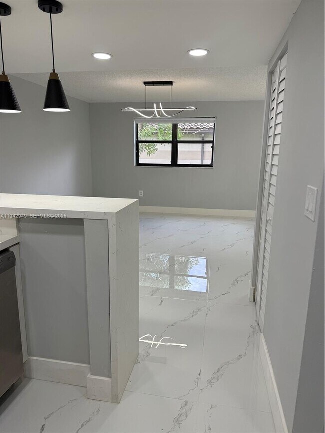 Building Photo - 9937 Nob Hill Pl