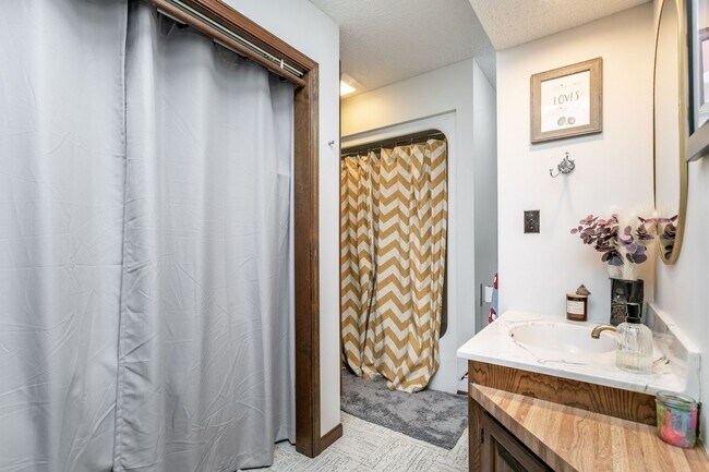 Building Photo - 5 Bed 3 Bath Home