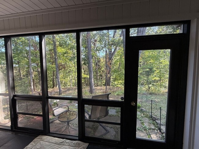 Building Photo - 10 Riverhill