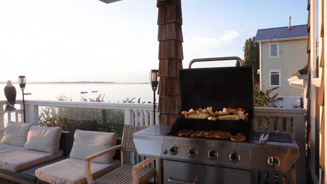 Building Photo - 19118 Soundview Dr NW