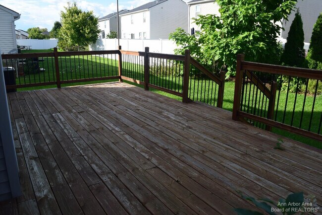 Building Photo - 8549 Hawthorn Hill