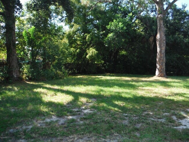 Building Photo - 1565 Violet Ave