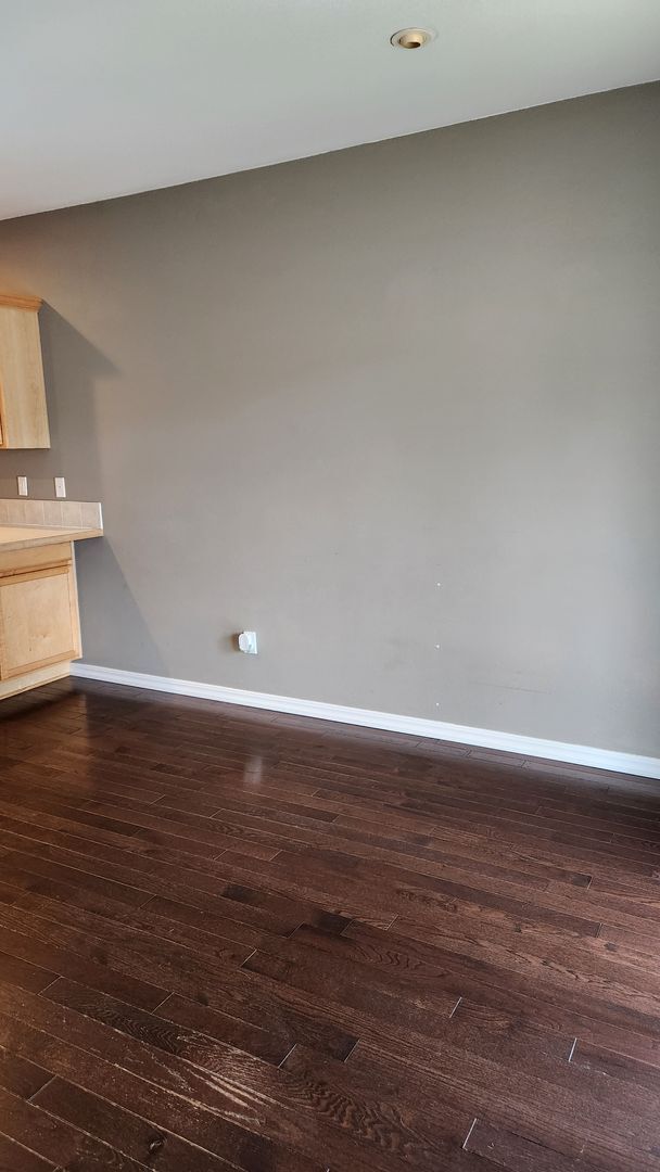 Building Photo - 3 bedroom 2.5 Bath house near Park Orchard...