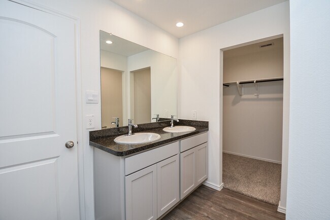 Building Photo - 5735 Sycamore Glen Dr