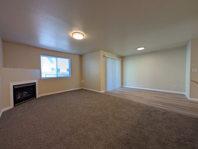 Building Photo - 3 bdrm/2 bthrm Duplex with Single Car Gara...