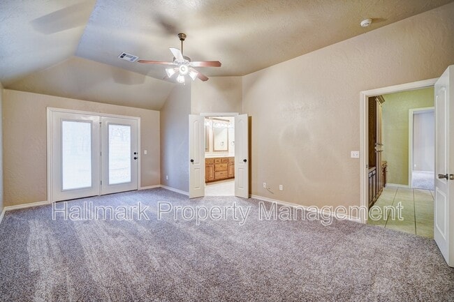 Building Photo - 1042 Hidden Oaks Way
