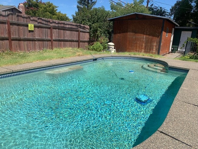 Building Photo - Adorable 3 bedroom home with pool and garden