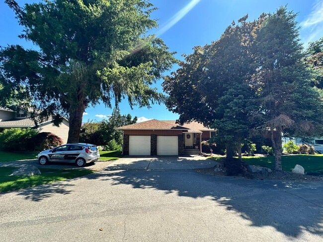 Building Photo - Stunning 3 Bedroom and 3 Bathroom Home, wi...