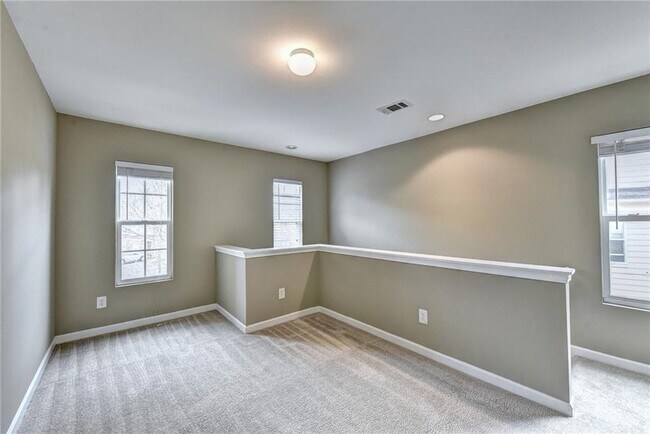 Building Photo - 3329 Fernview Dr