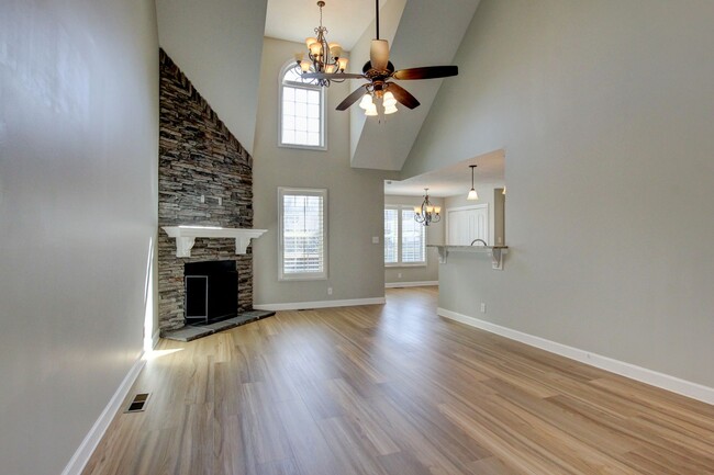 Building Photo - Fantastic Open Floor Plan Home With Stone ...