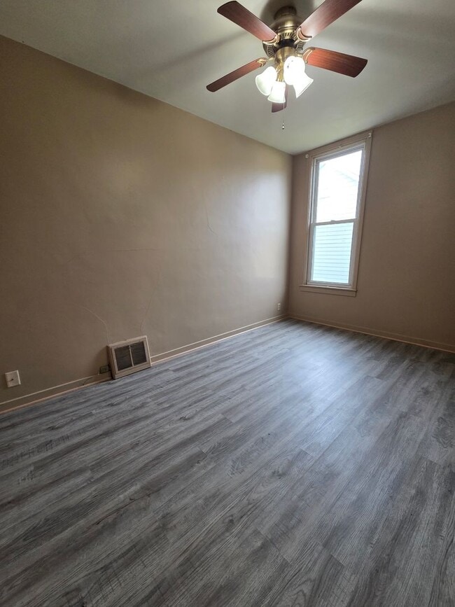 Building Photo - 304 Lake St