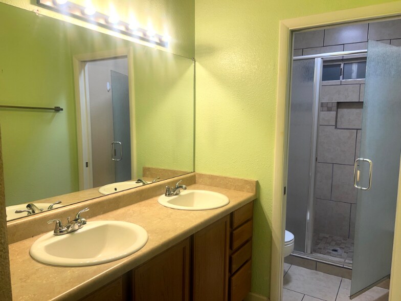 Building Photo - 3001 W Hampshire Ct