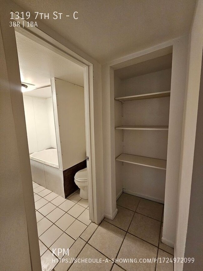 Building Photo - 1319 7th St