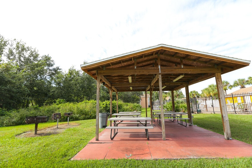 Building Photo - 2489 Sweetwater Club Cir