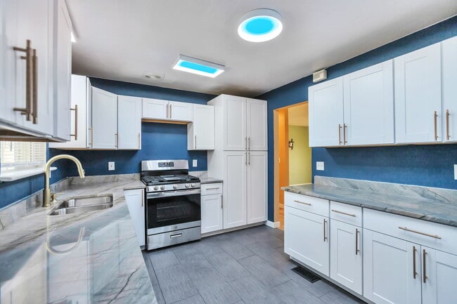 Building Photo - 1107 E 15th Ave