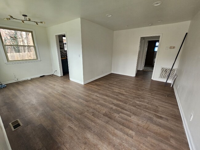 Building Photo - 933 Riverside Dr