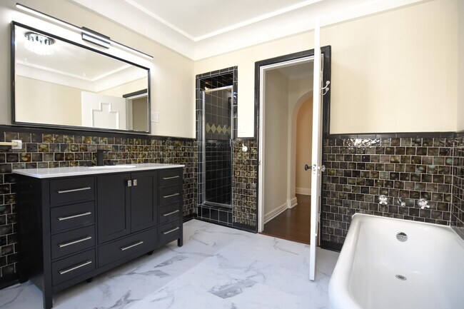 Guest bathroom - 1242 Stearns Dr