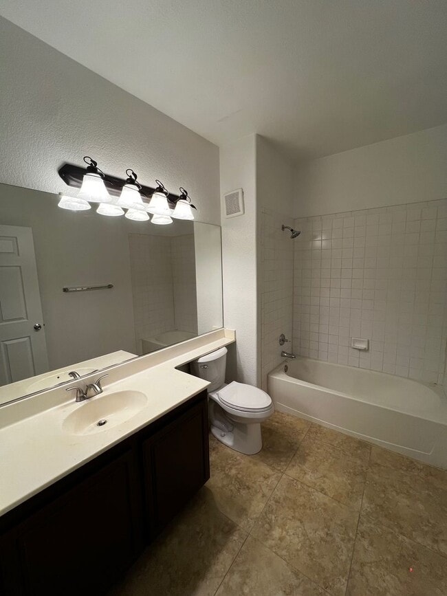 Building Photo - Great 3 bedroom condo Summerlin Pkwy/Buffalo 1700/mo