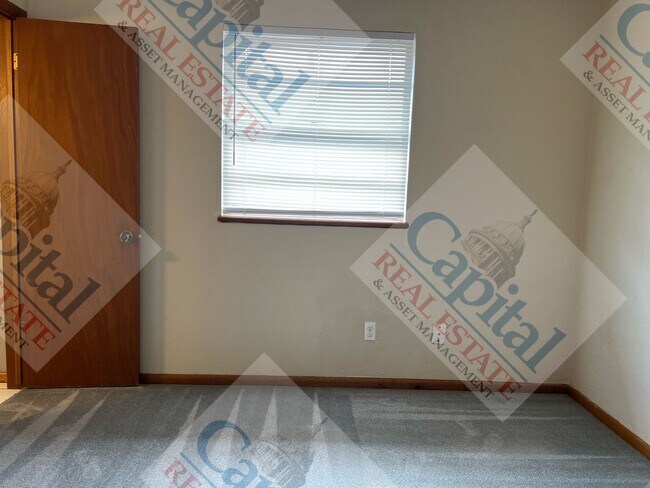 Building Photo - Charming 3 Bedroom