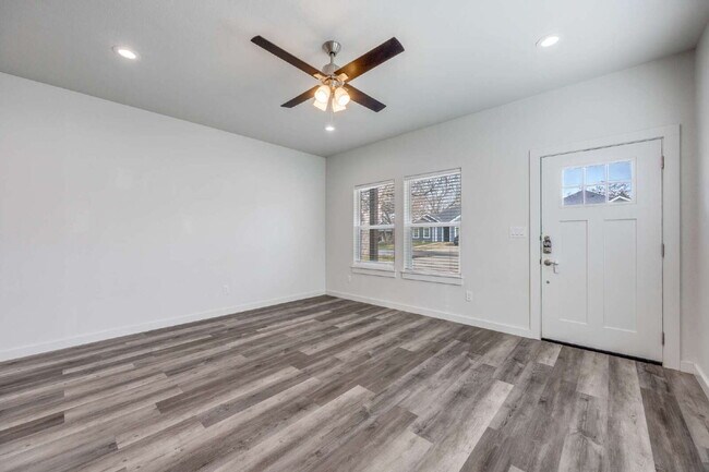 Building Photo - 3-Bed Home with Fenced Yard & Attached Garage in Sunny Side – Denison