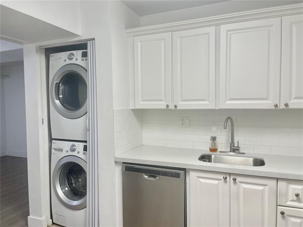 Building Photo - 721 N Pine Island Rd