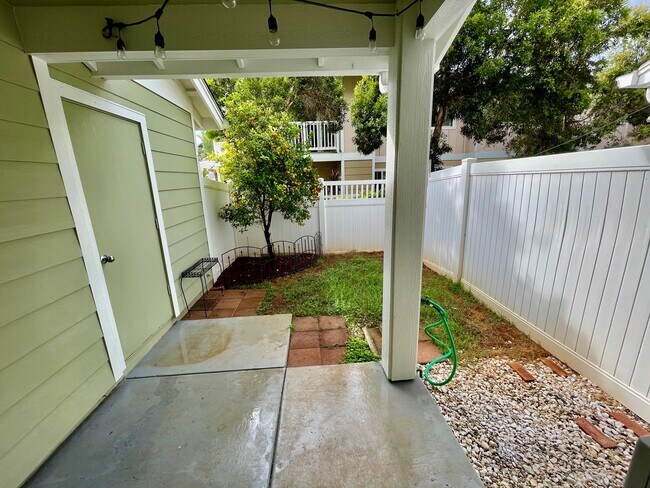 Building Photo - 2bed/2.5 bath PET FRIENDLY Townhome Availa...