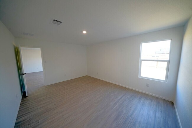 Building Photo - Like-New Home Now Available For Rent in Converse, TX! Realtor Commission offered: $600