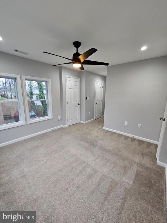 Building Photo - 909 45th Pl NE