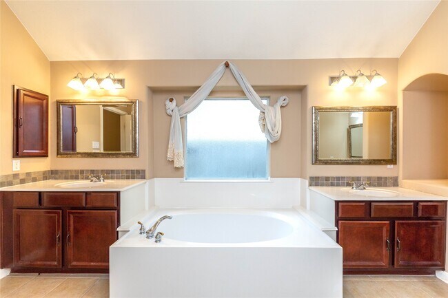 Building Photo - 2201 Signal Hill Dr