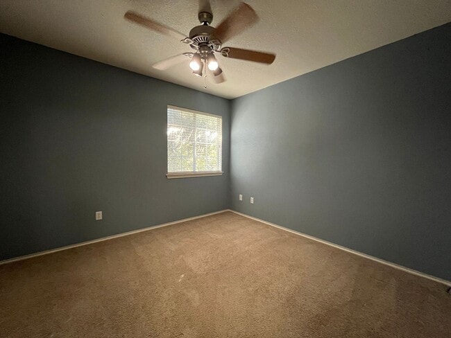 Building Photo - Great 3/2.5 Townhouse in Great Location