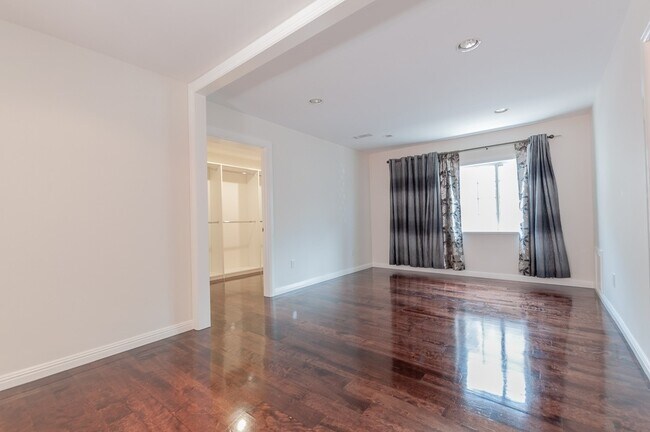 Building Photo - Beautiful 3 bedroom 2 bath with Central AC