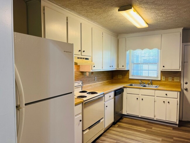 Building Photo - 10 Fredda Ln