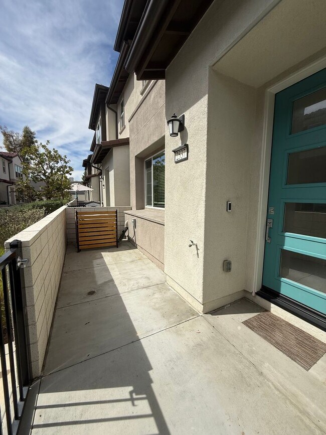 Building Photo - 3 bedroom + loft, 2 1/2 bath townhome in amazing Simi Valley location