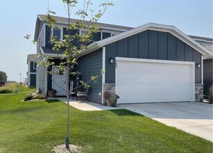 Building Photo - Leubecher Townhome