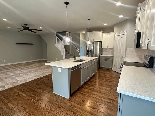 Building Photo - Large 3BD plus bonus rm and den