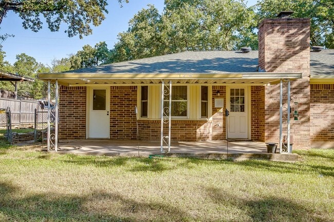 Building Photo - Amazing 4 Bedroom 2, Bath Home in Desirabl...