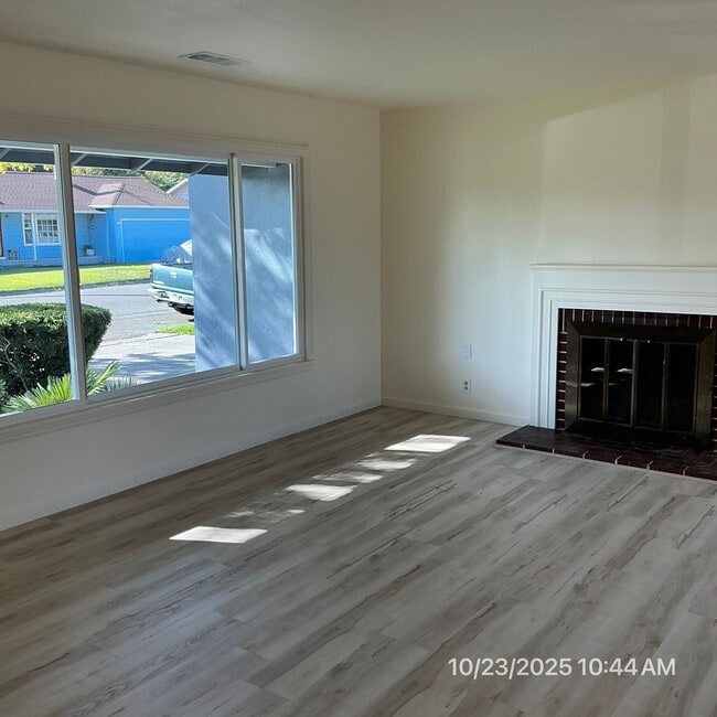 Building Photo - Refreshed 3 Bedroom