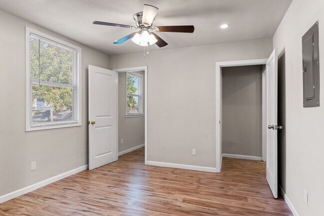 Building Photo - Newly Renovated 2 Bedroom Apartment with P...