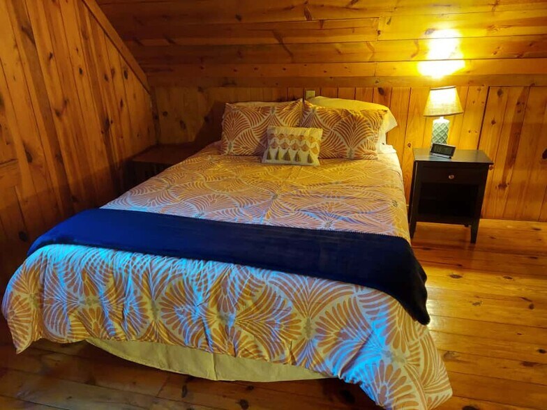 Queen bed, night stand with lamp and clock - 311 Newton Aly